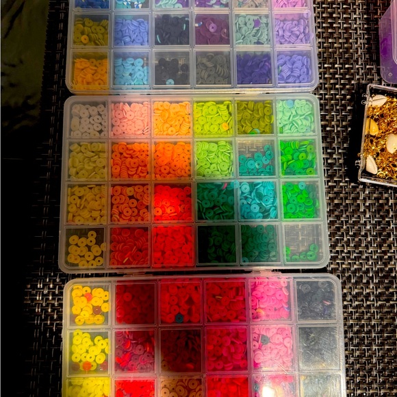 Ranbow Loom Set w/ Additional Beads - Picture 6 of 6